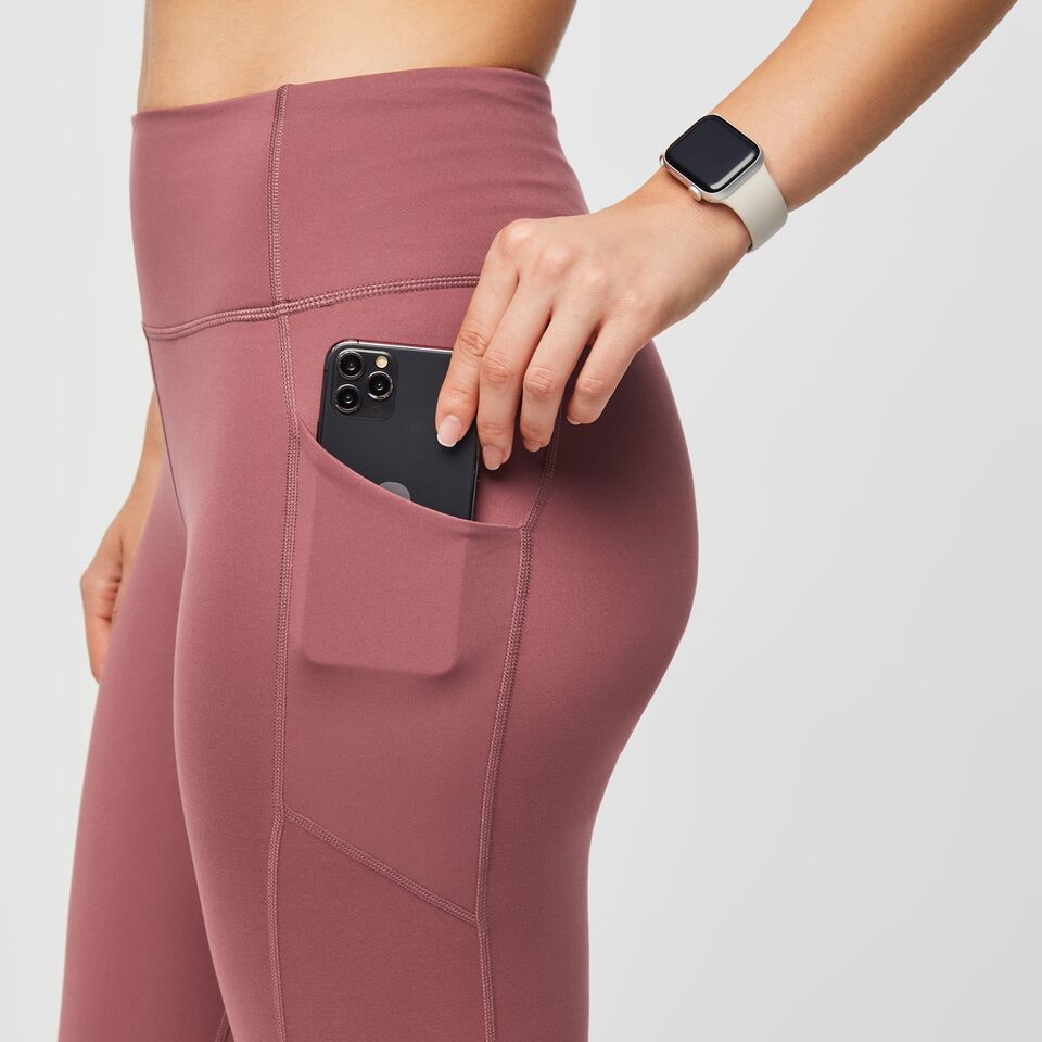 https://creative.wearfigs.com/asset/00eb4754-e22d-485f-b1c0-d847c24a847b/SQUARE/XS_Performance_Leggings_Mauve_Q3_2022_-5