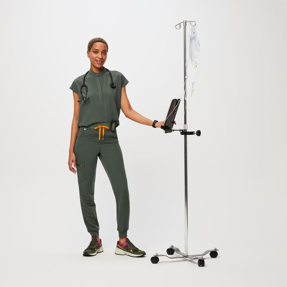 https://creative.wearfigs.com/asset/071524a2-074b-417e-b7ec-0488e1dbb260/SQUARE/Q1_2023_03_MOSS_RAFAELA_W_DEJA_66829-jpg