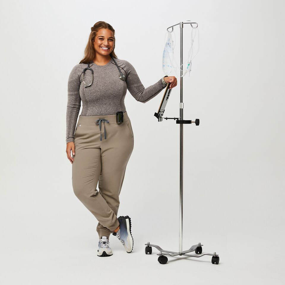 https://creative.wearfigs.com/asset/1c61e479-8270-49f7-a222-e76296f5e1c7/SQUARE/Womens-Salta-Espresso-XL-2