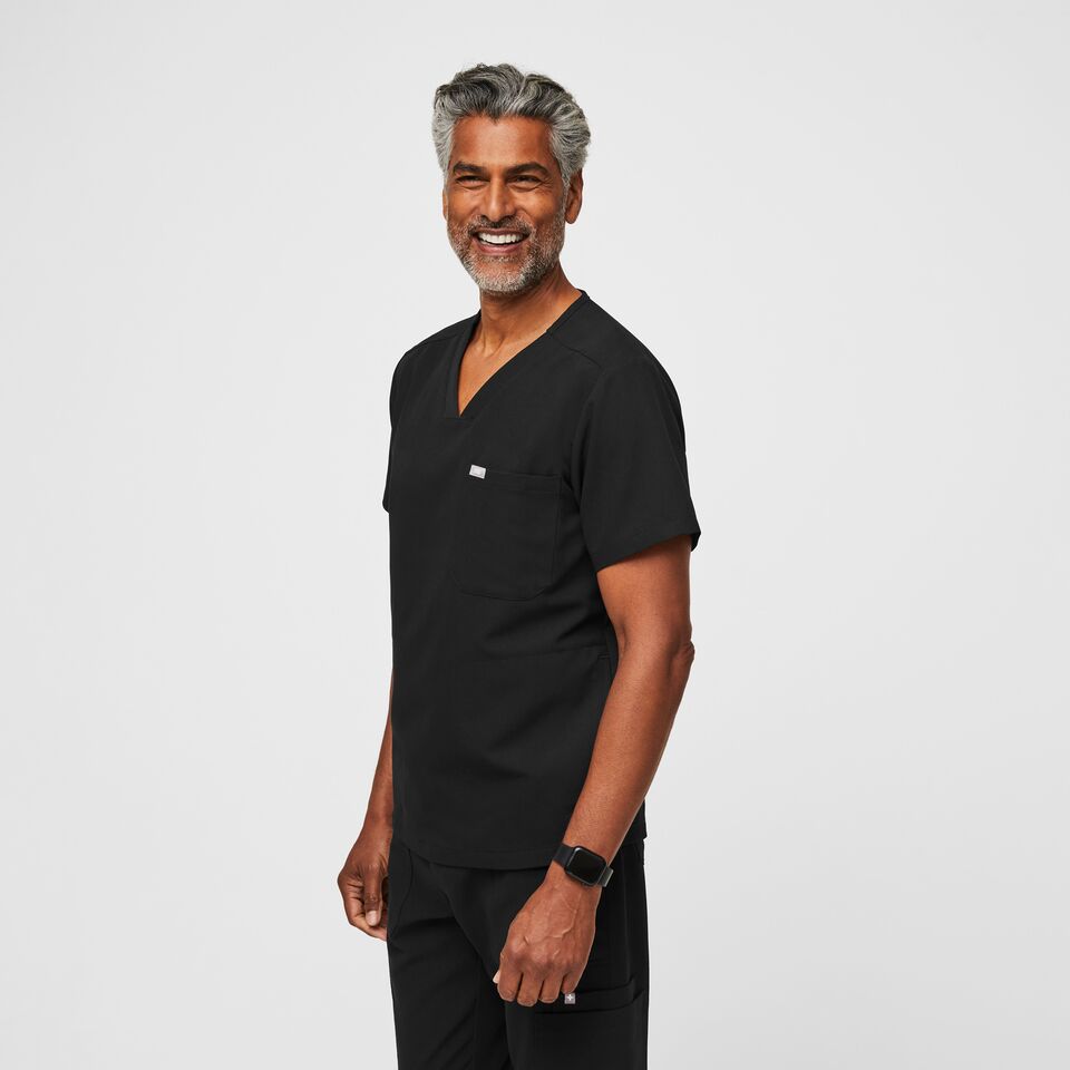 https://creative.wearfigs.com/asset/21c99bb4-d8ba-46dc-bfc0-e0f91b47fb0a/SQUARE/Q2_2022_05_BLACK_CHISEC_M_MOOSE_31910