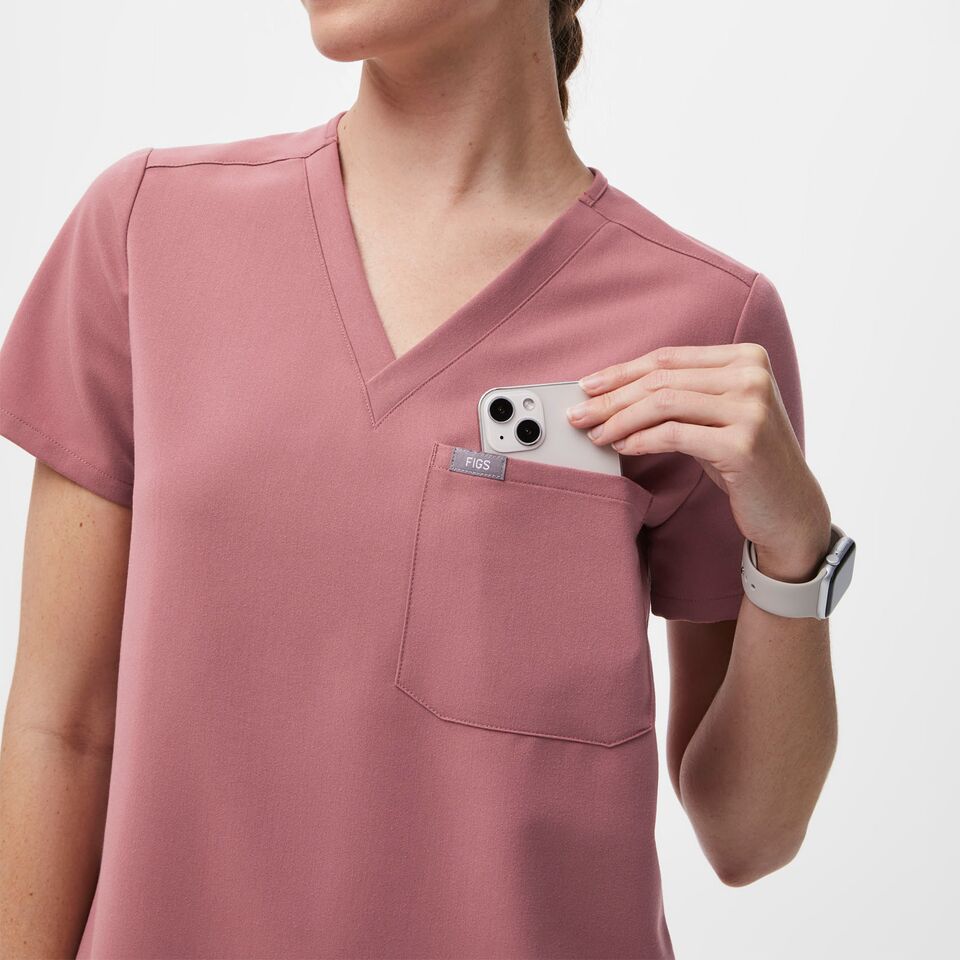 https://creative.wearfigs.com/asset/2606e737-d402-4155-b94b-9660ab95bc20/SQUARE/Q1_2023_12_MAUVE_CATARINA_MELANIE_110