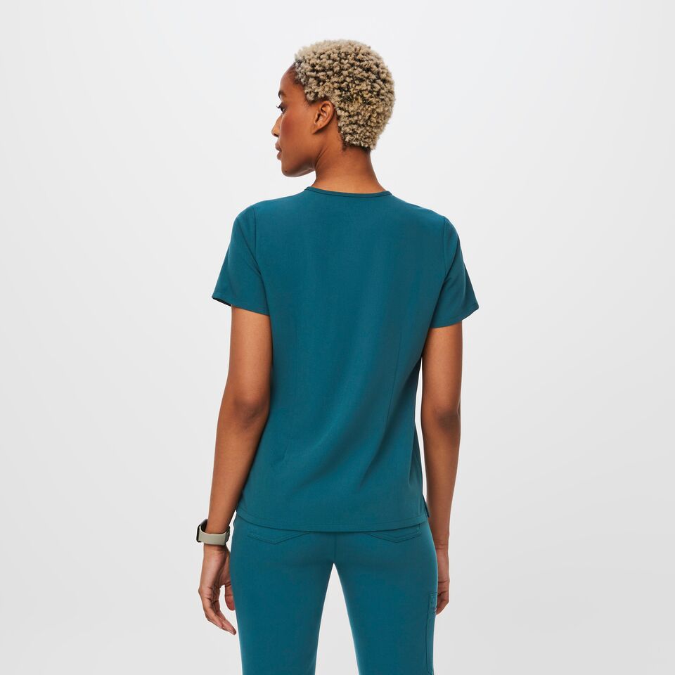 https://creative.wearfigs.com/asset/2ce186f4-4100-4246-86ff-25253324162b/SQUARE/Q2_2023_06_CARIBBEAN-BLUE_CATARINA_W_DEJA_30859