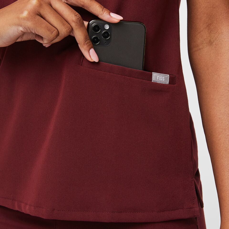 https://creative.wearfigs.com/asset/399deef2-393c-4d44-b28a-58ce139cecbd/SQUARE/Womens-Casma-Top-Burgundy-XS-6