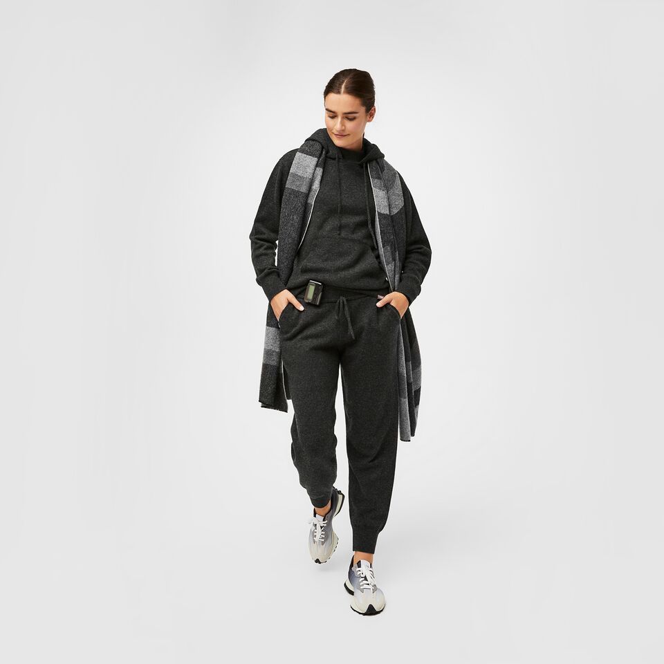 https://creative.wearfigs.com/asset/41735a96-f7eb-453b-bb1d-e10cc4914904/SQUARE/Womens-Off-Shift-Merino-Slim-Jogger-Heathered-Black-XS-2