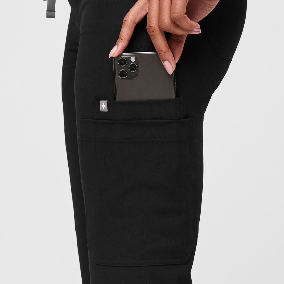 https://creative.wearfigs.com/asset/5513a143-3f5f-43d7-80cd-457383ad59d7/SQUARE/XS_W_HW_Yola_2-0_Black_Q2_2022_-3