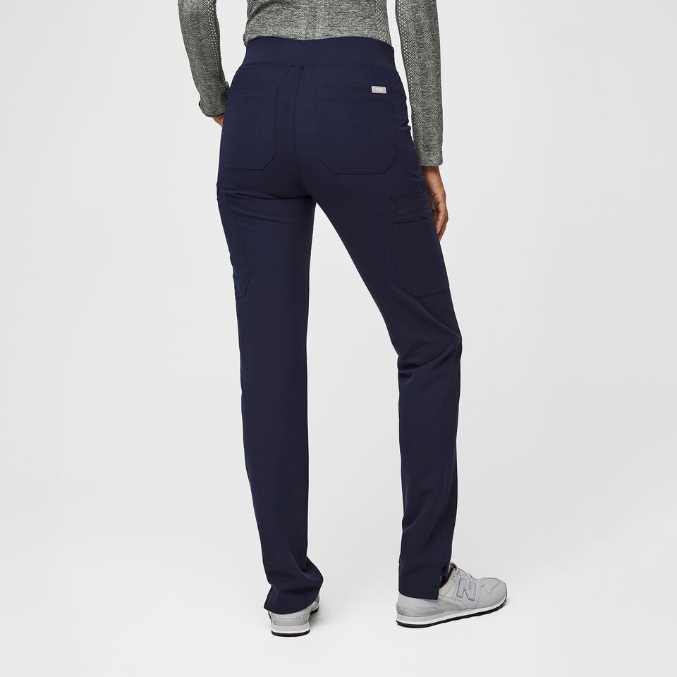 https://creative.wearfigs.com/asset/6b5ed839-4691-487b-8c70-b4035da9ad21/SQUARE/Q4_2021_10_NAVY_YOLA-YOGA_W_ALYSSAH_13926
