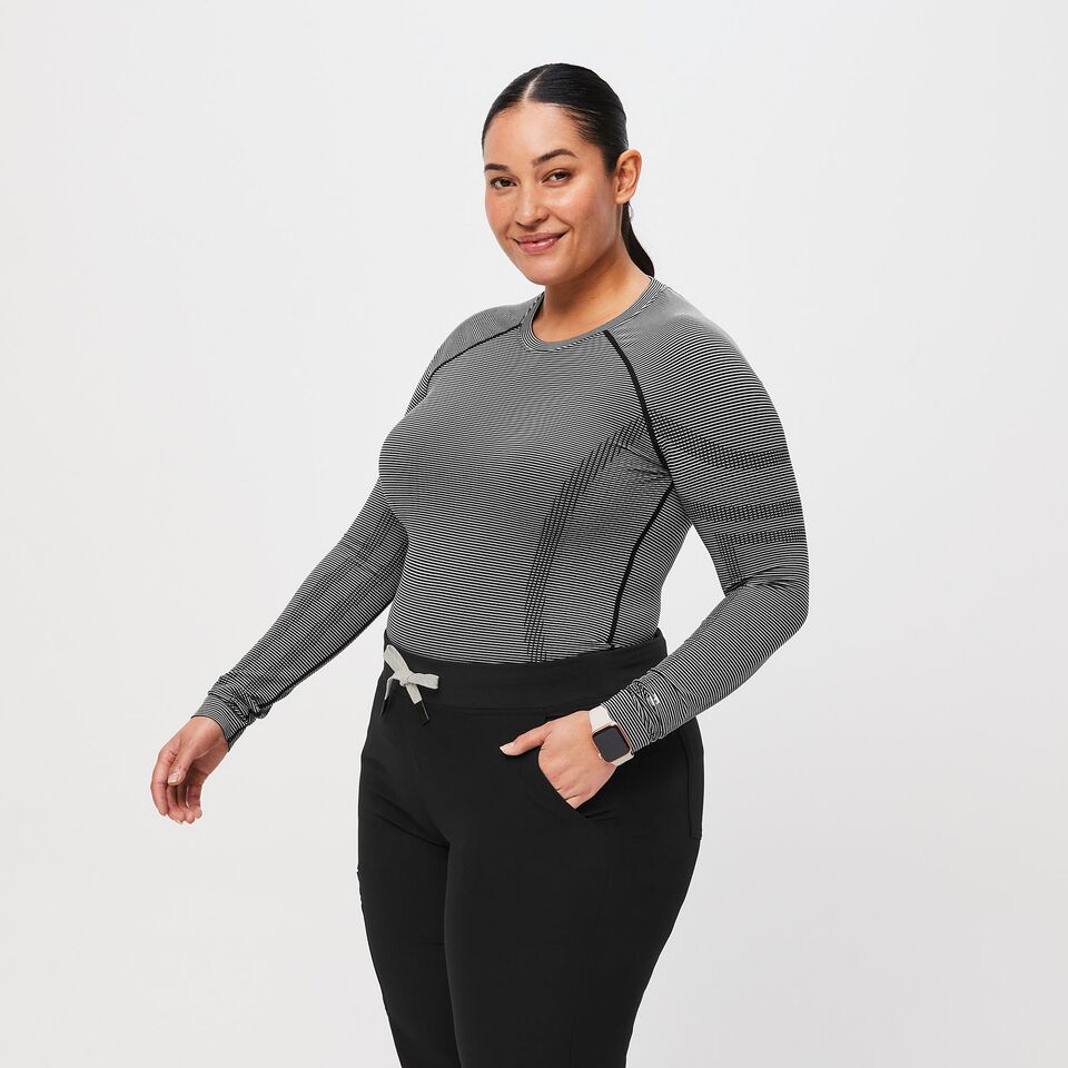 https://creative.wearfigs.com/asset/7276c934-5260-4b4f-948a-02541ce60601/SQUARE/Q4_2022_09_BLACK-AND-WHITE-COMBO_SALTA_W_AMANDA_00515
