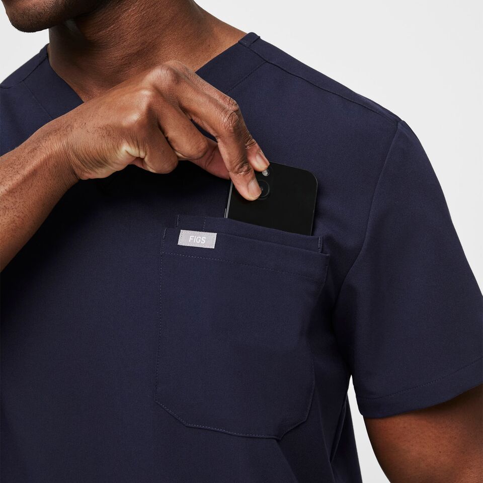 https://creative.wearfigs.com/asset/7b8581d8-9565-40cd-a63c-8b8c3f3ff71a/SQUARE/Mens-Leon-Navy-M-5
