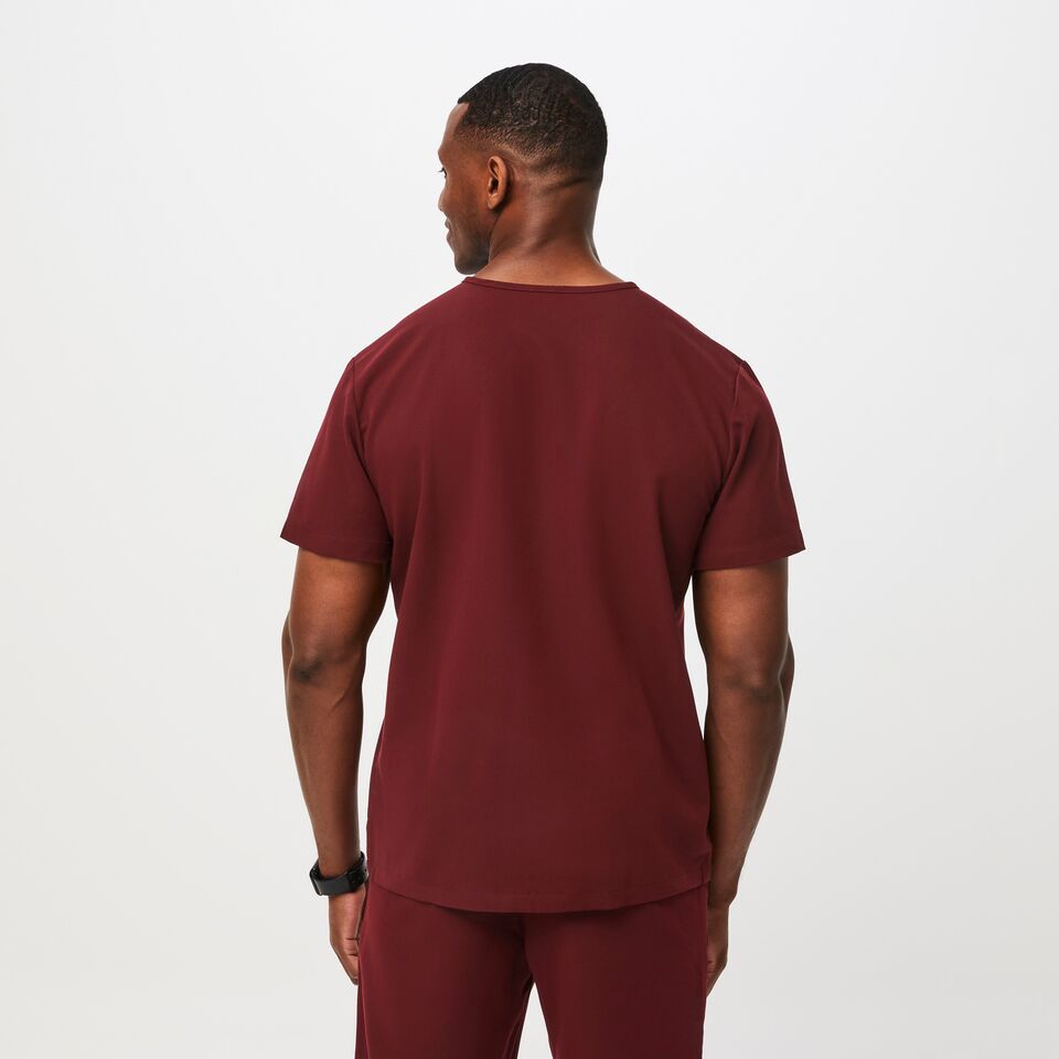 https://creative.wearfigs.com/asset/7d71f649-5a74-4467-a785-ec52af6b3638/SQUARE/Q1_2023_02_BURGUNDY_LEON_CORE-REFRESH_M_TERRANCE_45968