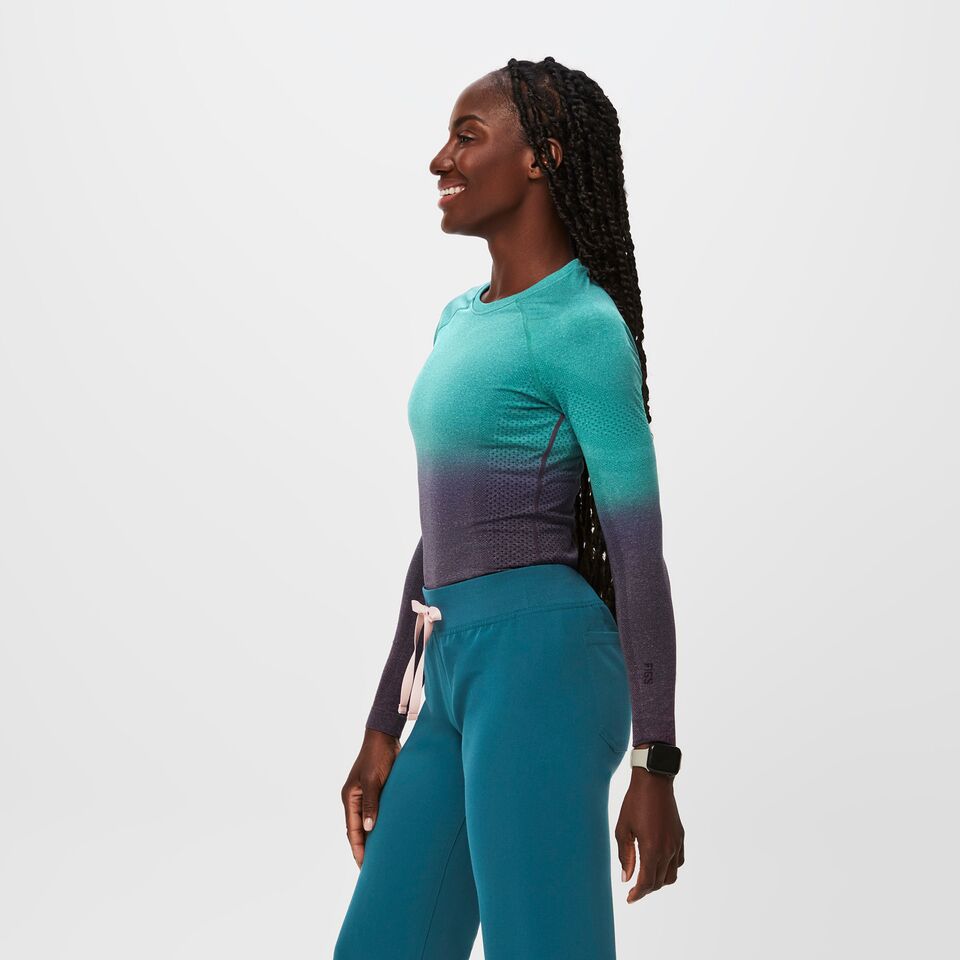 https://creative.wearfigs.com/asset/844e1784-f27c-4175-a6bf-8bb5dc8f176b/SQUARE/Q2_2023_06_DEEP-PURPLE-OMBRE_OMBRE-SALTA_W_AWA_31333