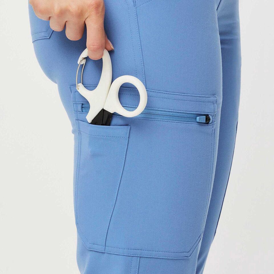 https://creative.wearfigs.com/asset/88732f5e-211a-41e5-87f9-20acc03ce32a/SQUARE/Q4_2022_10_CEIL-BLUE_YOLA-YOGA_W_DOMINIQUE_26015