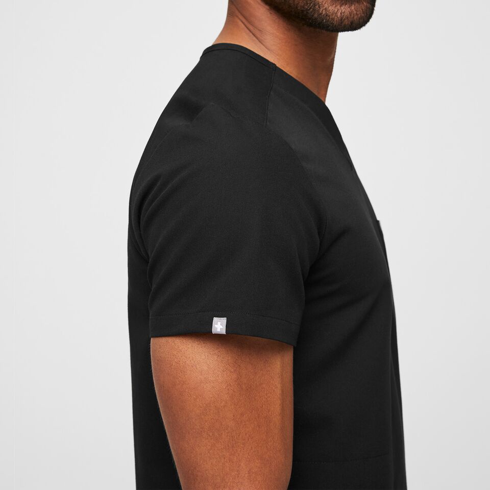 https://creative.wearfigs.com/asset/a1c30ae6-3b9b-45d0-a4cd-e4739ad1aeec/SQUARE/CORE_BLACK_CHISEC_M_GABRIEL_13829