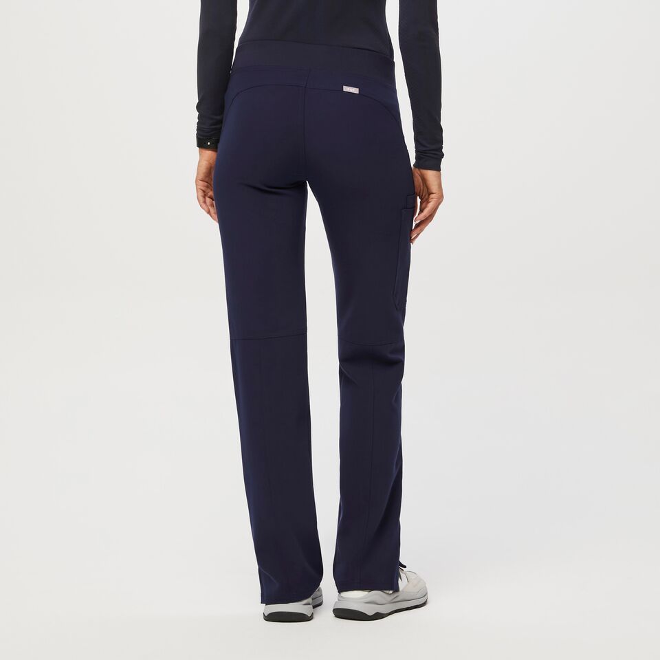 https://creative.wearfigs.com/asset/a3370047-5a5e-4439-952d-e1248ea53554/SQUARE/Q3_2023_08_NAVY_KADE_W_MADI_20206