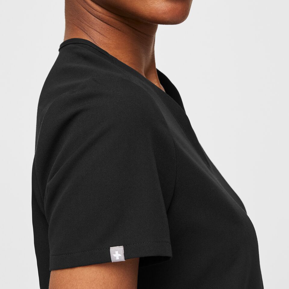 https://creative.wearfigs.com/asset/c2483613-891b-4169-8389-ef939b798ed9/SQUARE/XS_W_Casma_Black_Q2_2022_-4