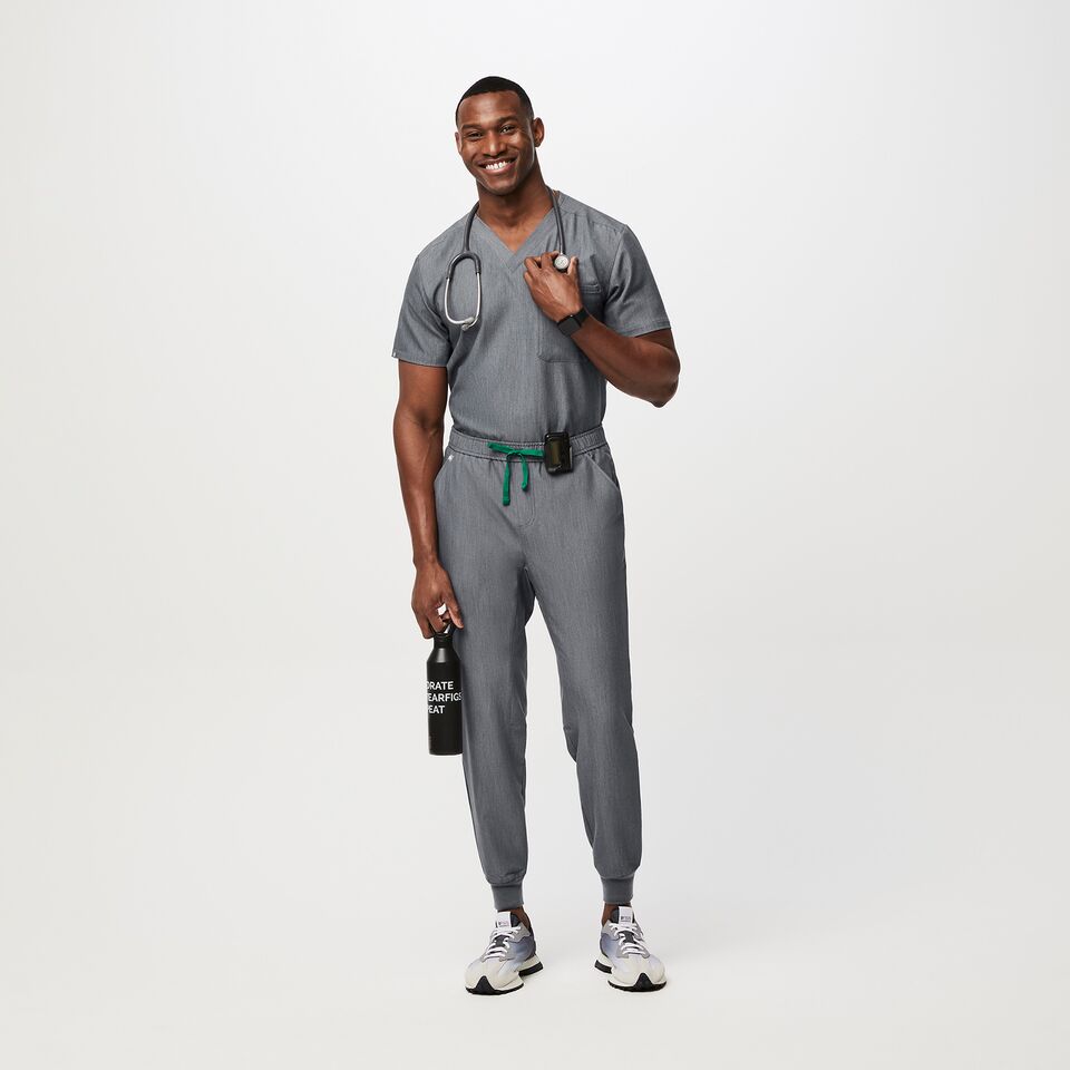 https://creative.wearfigs.com/asset/c6a349b6-19f0-4cf9-9fdd-6f08acdf29ae/SQUARE/Q1_2023_02_GRAPHITE_TANSEN_CORE-REFRESH_M_TERRANCE_45449-jpg
