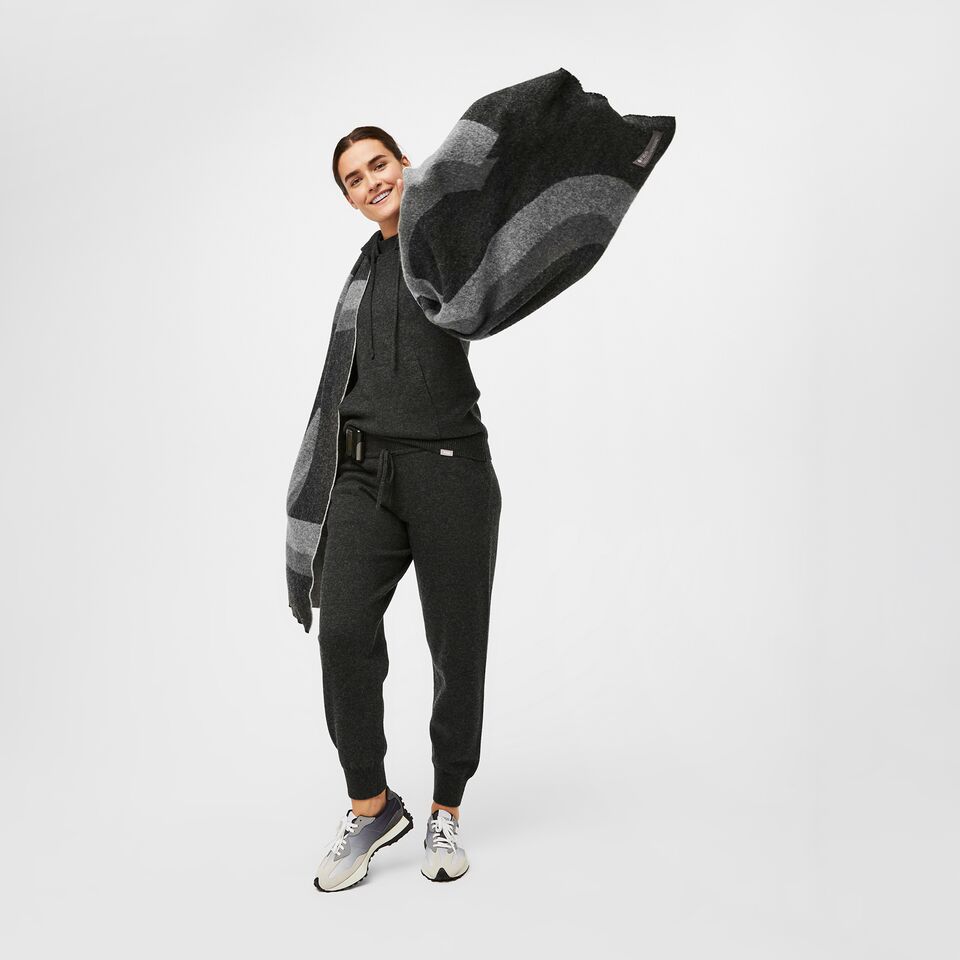 https://creative.wearfigs.com/asset/de9ed221-7b59-48a8-adfe-18dc716a2a05/SQUARE/Womens-Off-Shift-Merino-Slim-Jogger-Heathered-Black-XS-3