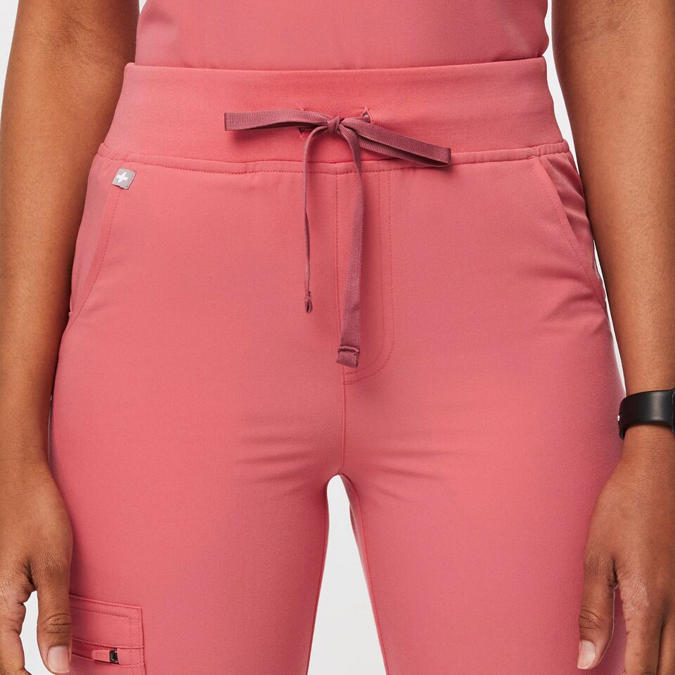 https://creative.wearfigs.com/asset/e2e9bf35-6411-410b-8b8b-e20651a3a977/SQUARE/Q2_2023_04_DESERT-ROSE_HW-ZAMORA_W_DEJA_08992-jpg