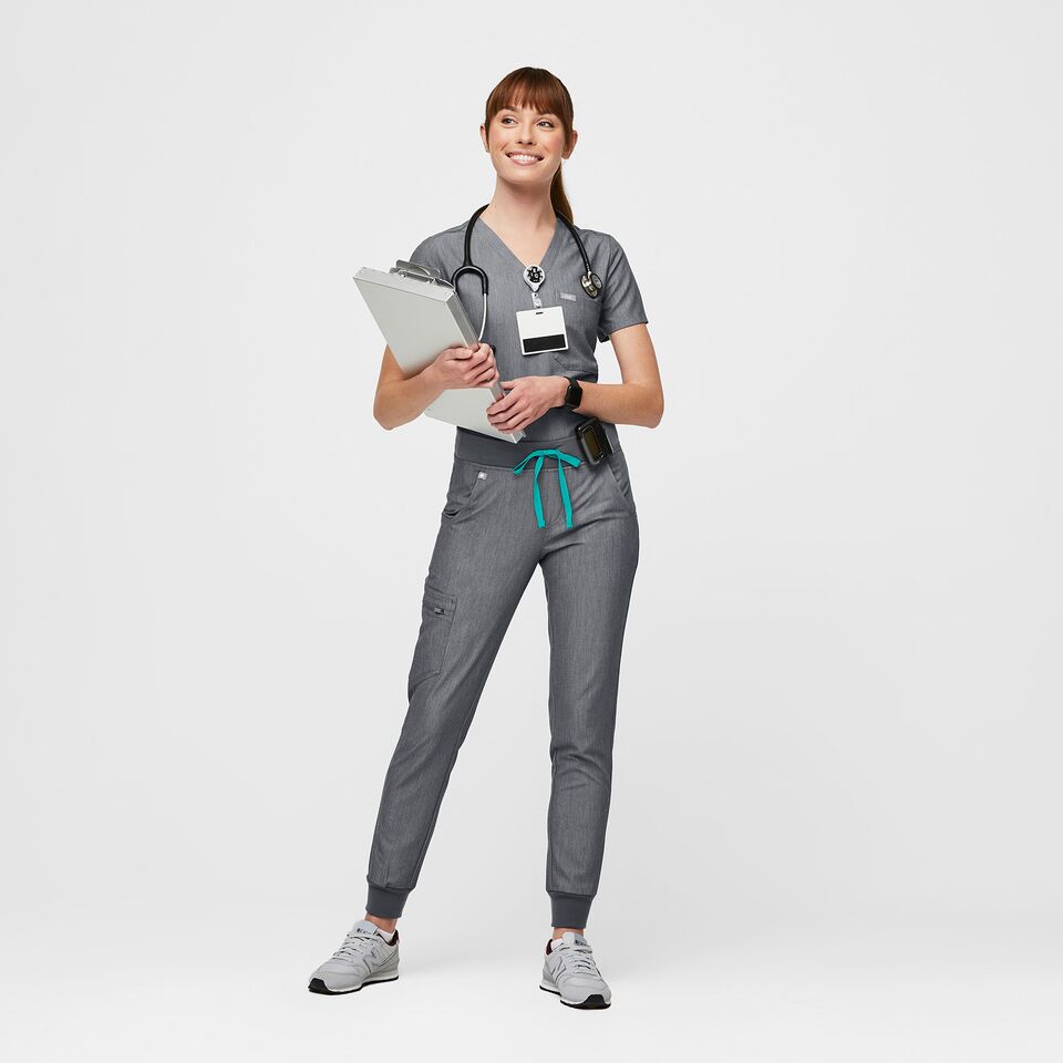 https://creative.wearfigs.com/asset/e88341bd-ad2d-4450-bd7e-52313f6926d6/SQUARE/Womens-Zamora-Pant-graphite-S-2