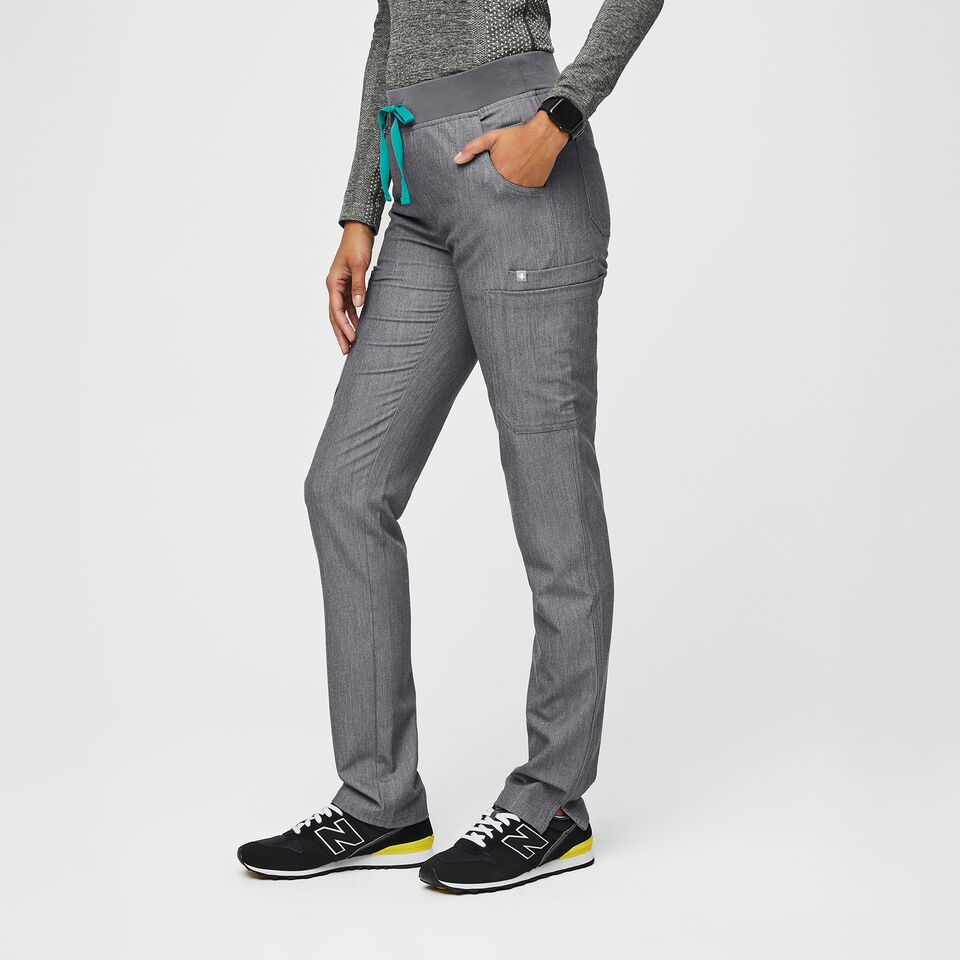 https://creative.wearfigs.com/asset/ec338bf0-54ee-4963-8f10-12aea62e4ffb/SQUARE/Q4_2021_10_GRAPHITE_YOLA-YOGA_W_ALYSSAH_15233