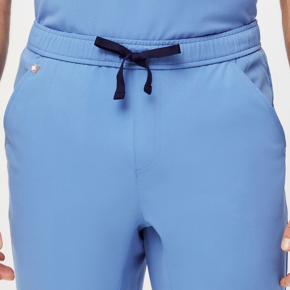 https://creative.wearfigs.com/asset/eee1980e-e7dd-4b57-8800-38465e85c733/SQUARE/Q3_2023_08_CEIL-BLUE_TANSEN_M_DAVEY_21886