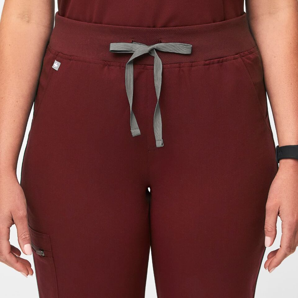 https://creative.wearfigs.com/m/658049c56da3037f/SQUARE-Womens-HW-Zamora-Pant-2-0-M-burgundy-6